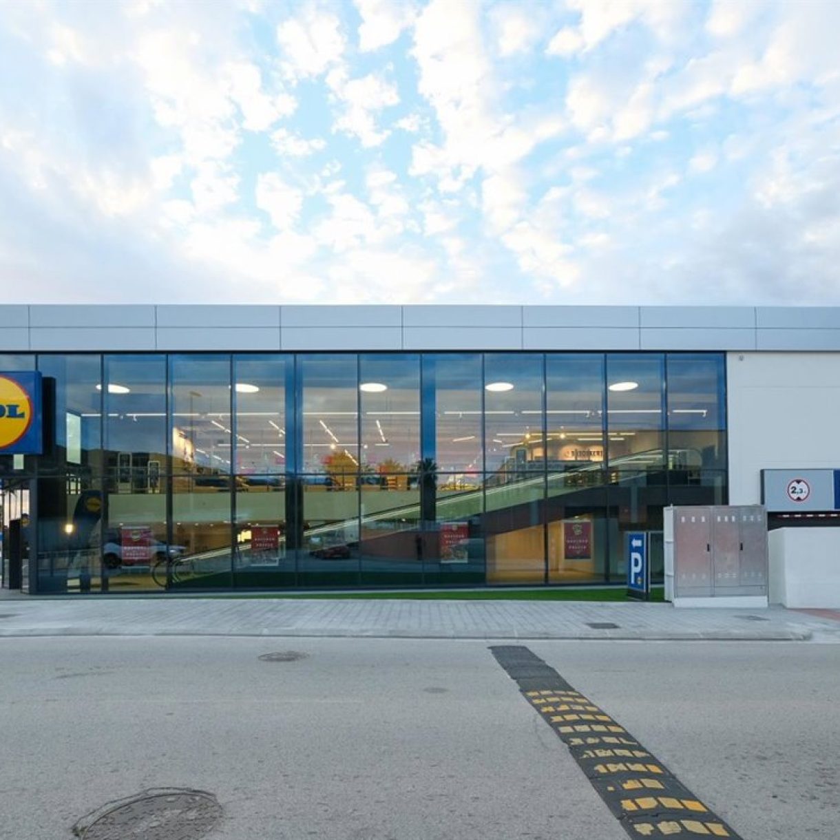 17/11/2022 Comunicat De Premsa Lidl Inaugura La Seva Primera Botiga A Vilassar De Mar Després D'una Inversió De Més De 5M.

Lidl ha inaugurado su primer supermercado en Vilassar de Mar (Barcelona), en el que ha invertido un total de cinco millones de euros, informa la compañía en un comunicado este jueves.

POLITICA 
Europa Press